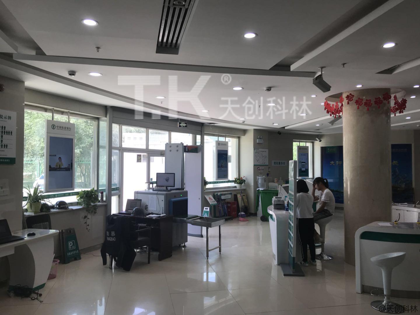 雙屏廣告機在中國農業銀行股份有限公司圖木舒克市兵團支行的應用